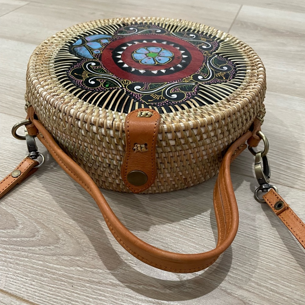 New! Hand-painted Indonesian round shaped woven rattan bag - Picture 3 of 5
